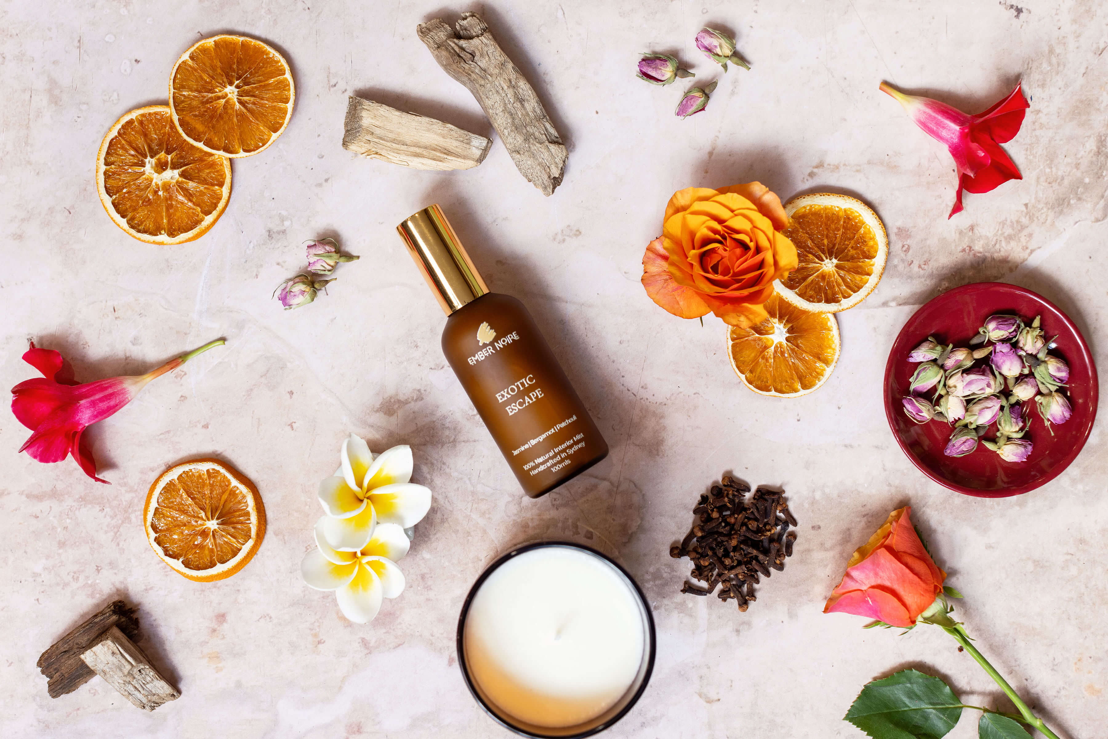 Exotic Escape Room Spray – flatlay with citrus, cardamom and botanicals – uplifting natural interior mist